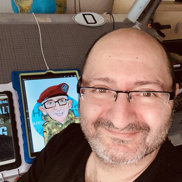 Erol beim Zeichnen einer iPad-Karikatur 
