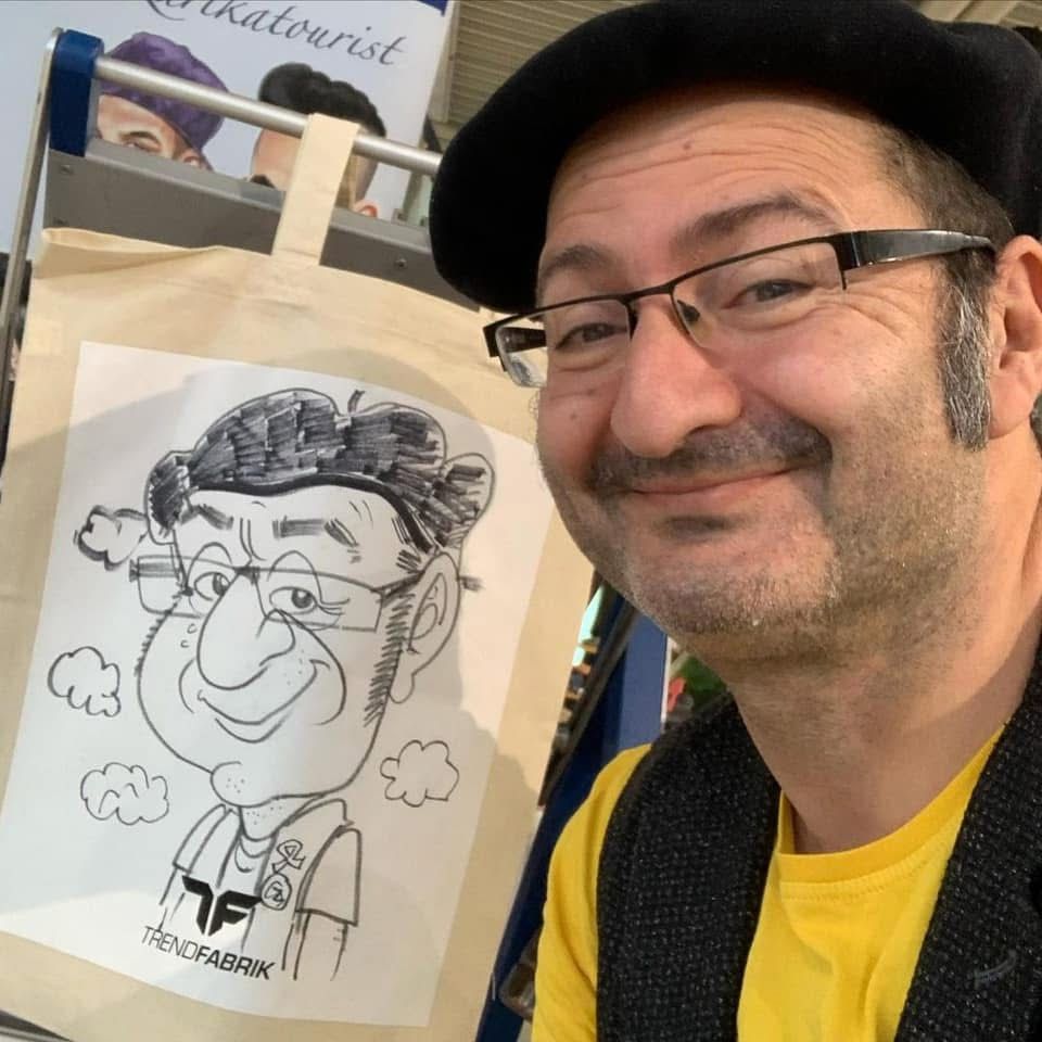 Erol mit Karikatur auf Stofftasche