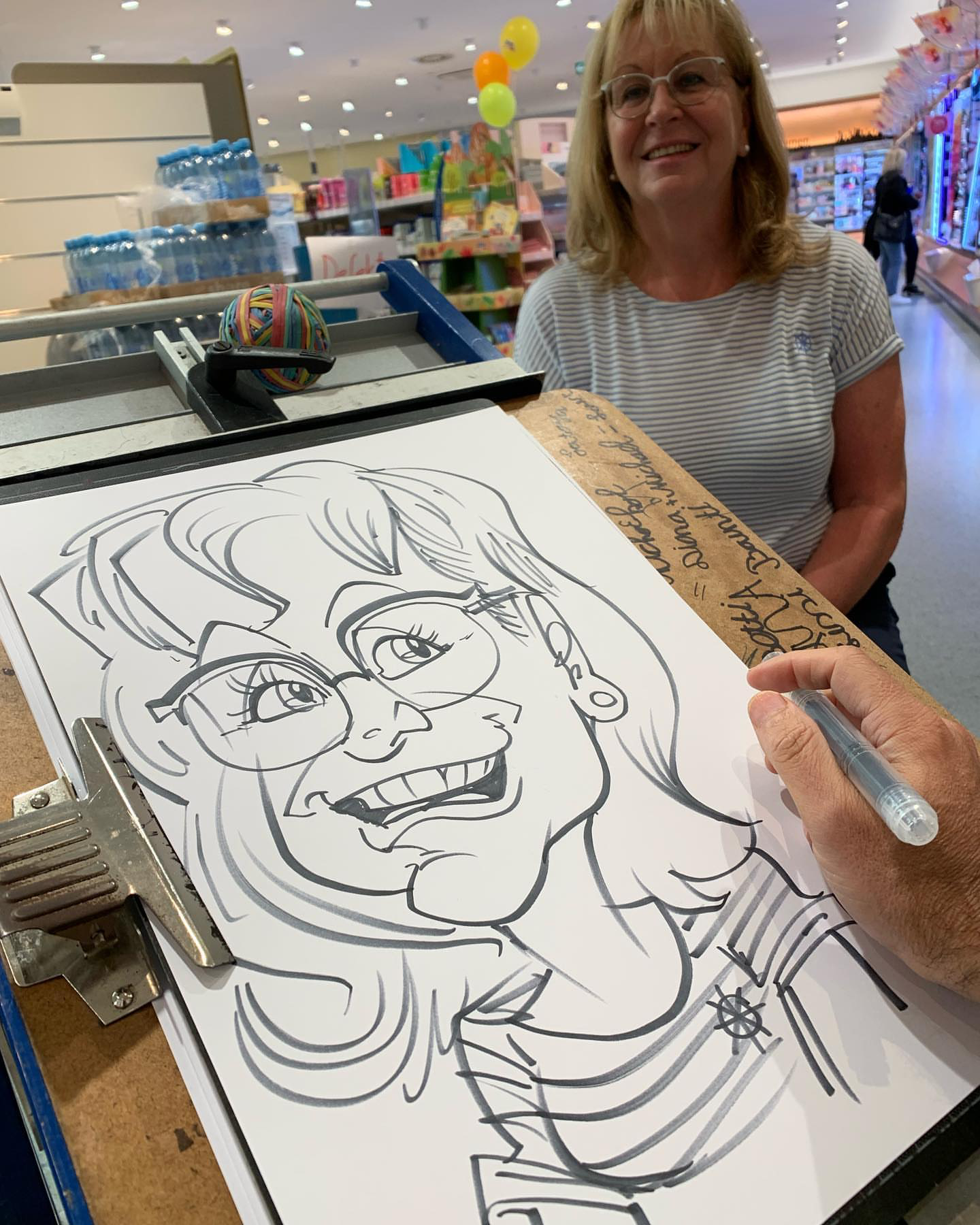Live-Karikatur bei Kundenaktion in einem Drogeriemarkt 