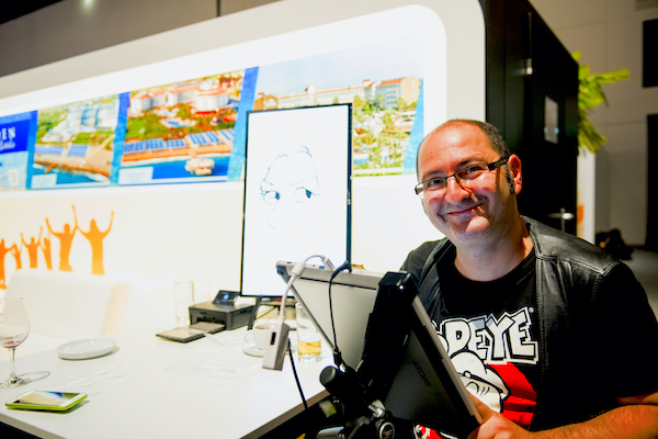 Karikaturist Erol am Stand von Seaden Hotels bei Thomas Cook Messe in Frankfurt 