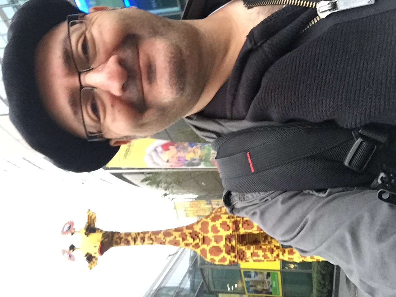 Erol wohnt bei den Giraffen in Karlsruhe und besucht auch in Berlin die Lego-Giraffe