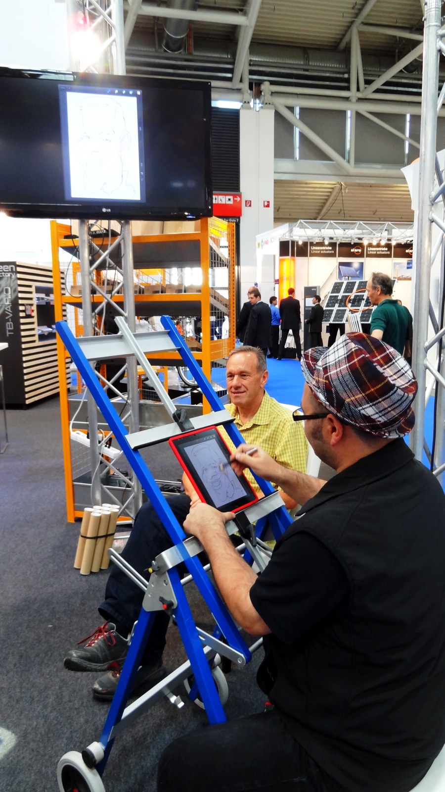 Karikaturist mit iPad Karikaturen auf der Inter Solar Messe in München