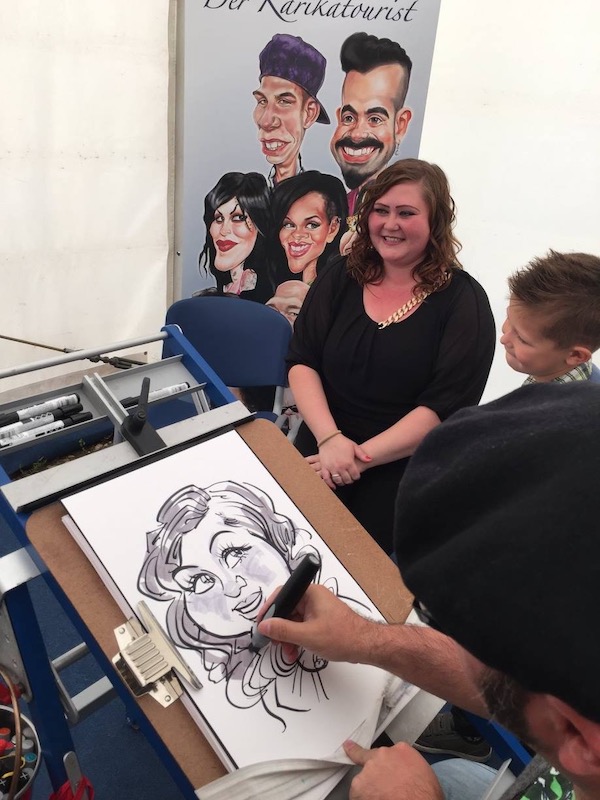 Karikaturist Erol bei einem dm in Heidelberg