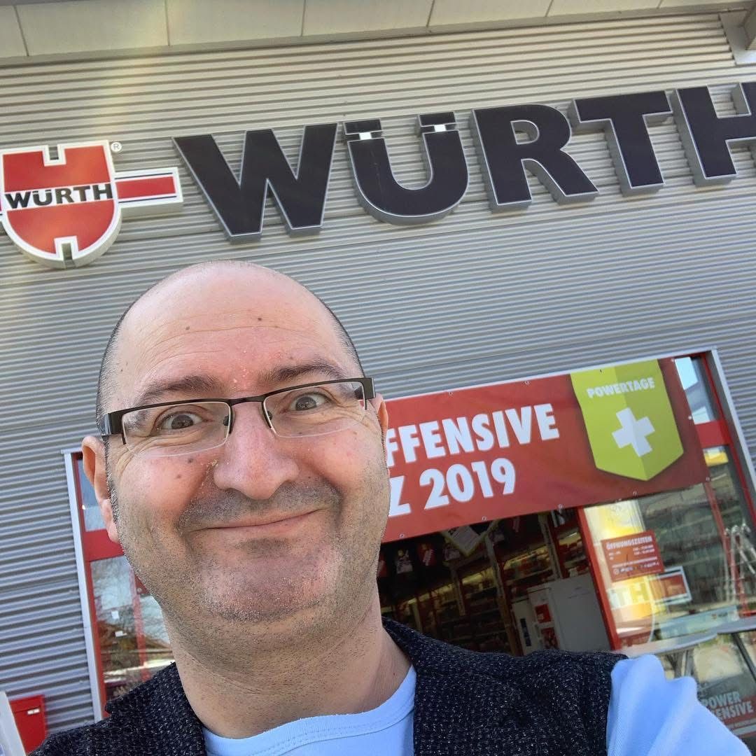Erol in front of a Würth Store just before the event starts