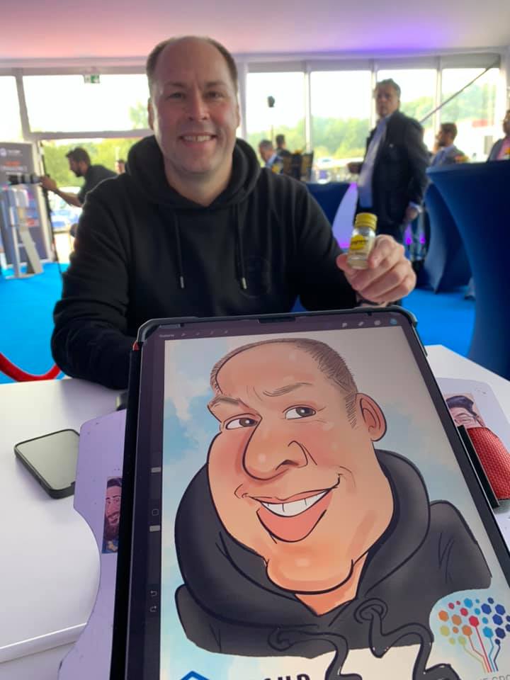 Hochzeitspaar nutzt individuelle Karikatur für Einladungen & Sektgläser