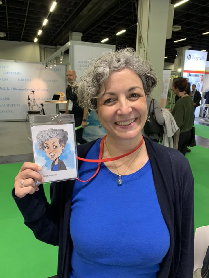 Ein Paar sieht seine Karikatur zum ersten Mal und lacht begeistert – ein emotionaler Moment, der die Wirkung von Live-Karikaturen zeigt.