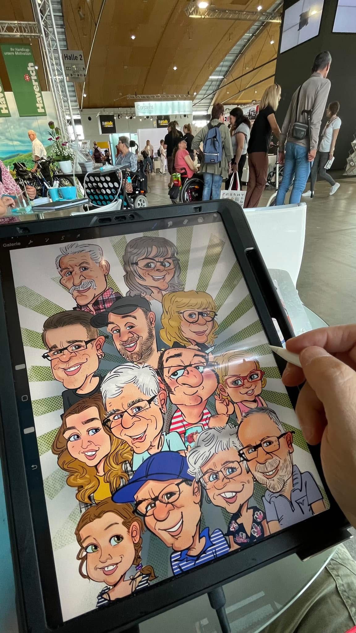Ein älterer Herr sitzt lächelnd vor Erol bei einer Volksbank-Filialeröffnung nahe Pforzheim; sein lustiges Comic-T-Shirt wird detailgetreu in der iPad-Karikatur übernommen.