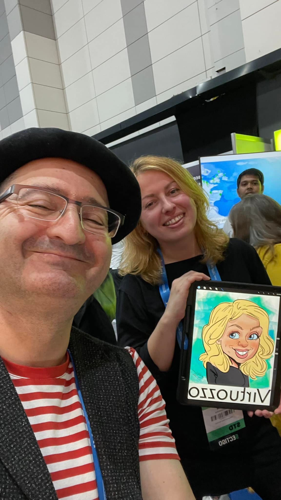 Eine junge Frau mit Pippi-Langstrumpf-Zöpfen hält lächelnd ihre iPad-Karikatur auf der Zukunft Personal Europe Messe in Köln in den Händen.
