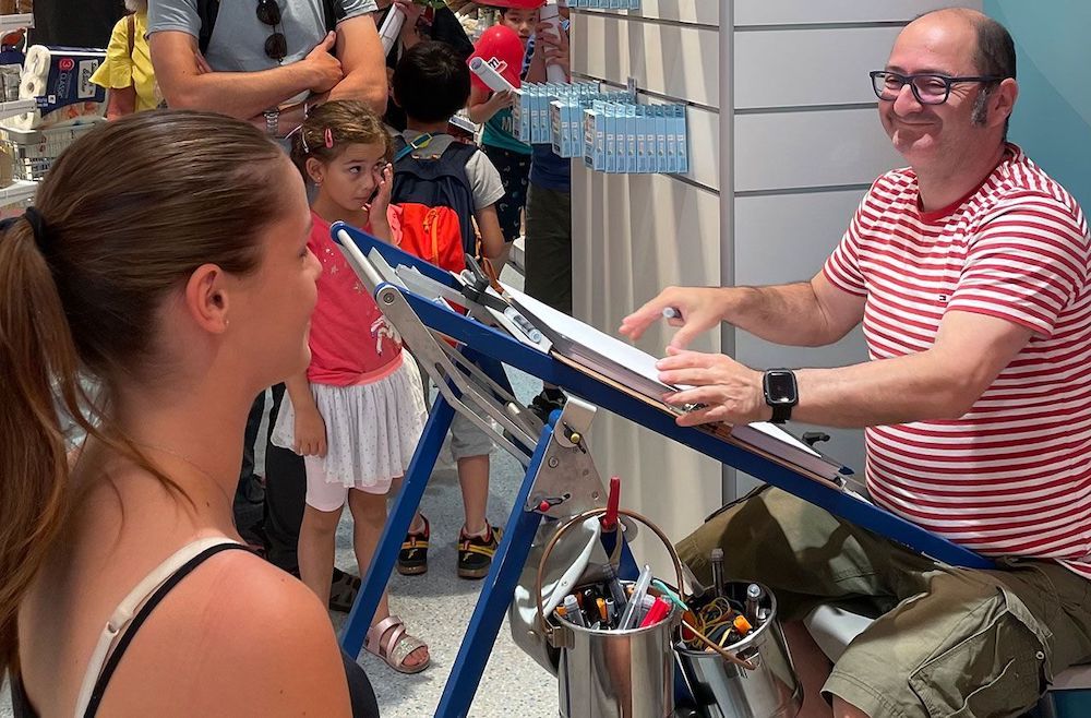 Eine junge Frau lässt sich in einem dm-Drogeriemarkt in Heidelbergbei einer Kundenaktion zeichnen.