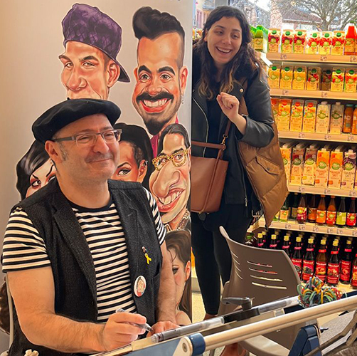 Eine Mutter bespaßt ihr Kind, während Erol zeichnet..in einem dm-Drogeriemarkt in Landau in der Pfalz