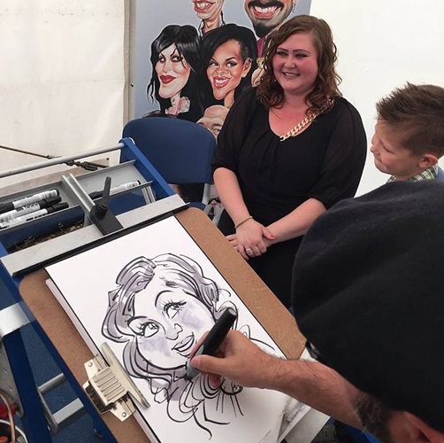 Erol Erol zeichnet eine junge Frau bei einem Firmenjubiläum im Schwarzwald